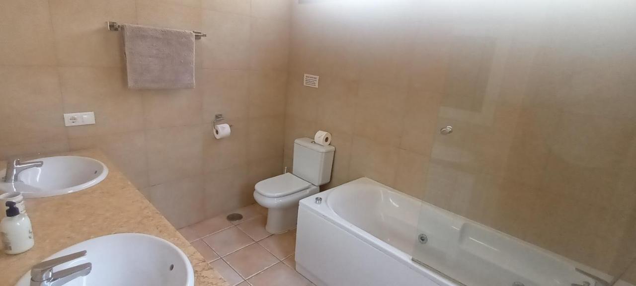 Beautiful, Spacious Villa, Heated Pool, Sleeps Eight, With Quality Furnishings Caleta De Fuste Exteriér fotografie